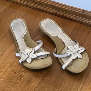 Y2K slide sandals with leather flower ornament
